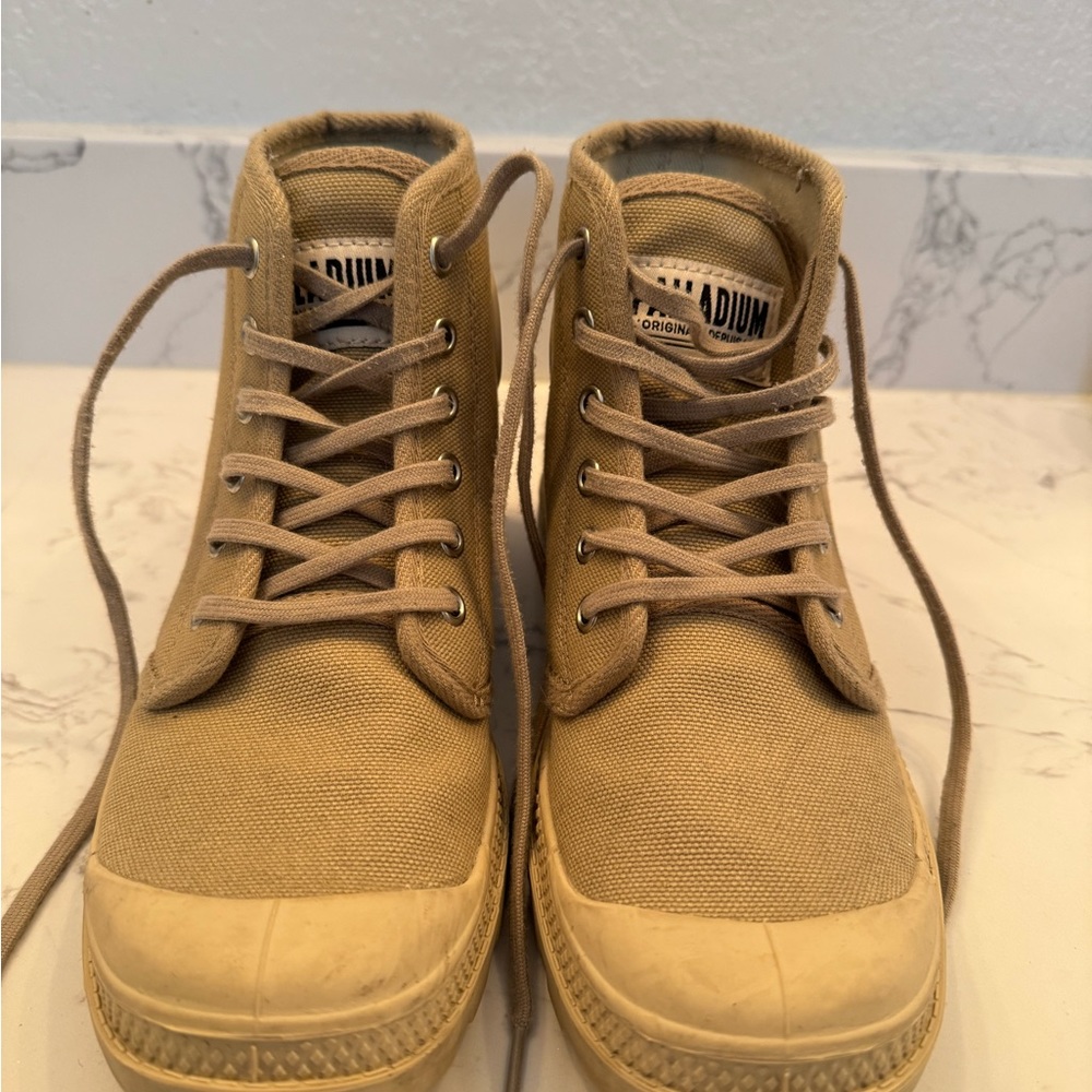 Palladium Hightop Sneaker Sz 7